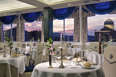 2 restaurants, dinner served, Italian cuisine