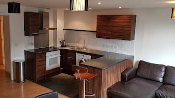 Comfort Apartment, 1 Bedroom, Non Smoking | Private kitchen | Full-sized fridge, oven, stovetop, electric kettle