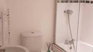 Comfort Apartment, 1 Bedroom, Non Smoking | Bathroom | Combined shower/bathtub, hair dryer, towels