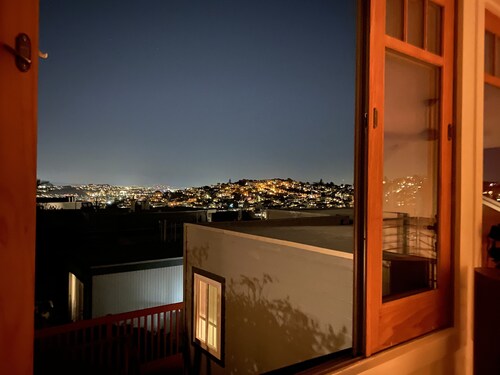 Relaxing Home with Sweeping Views, Chef's Kitchen and Hot Tub in Center of SF