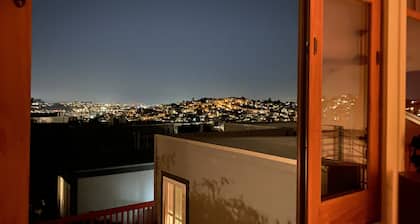 Relaxing Home with Sweeping Views, Chef's Kitchen and Hot Tub in Center of SF