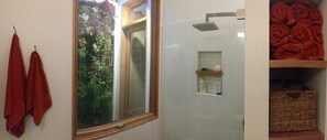 Een douche, milieuvriendelijk toiletgerief, een haardroger, handdoeken