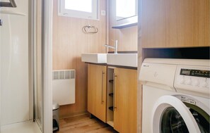 Interior - Nice home in Grandcamp Maisy with WiFi (Grandcamp Maisy)