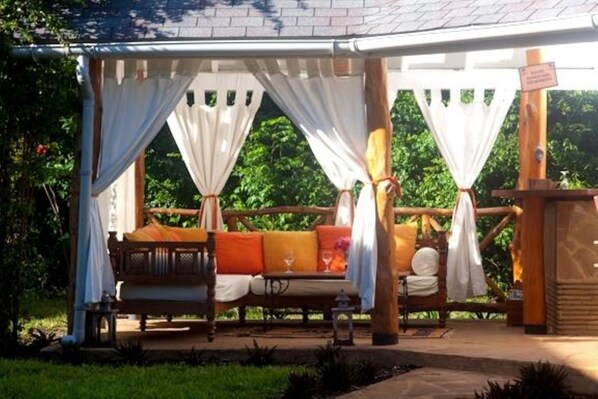 BBQ/picnic area - Kitu Kidogo Cottages (Diani Beach)