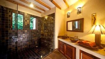 Shower, rainfall showerhead, free toiletries, slippers