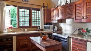 Lemari es besar, microwave, kompor, dan ketel listrik