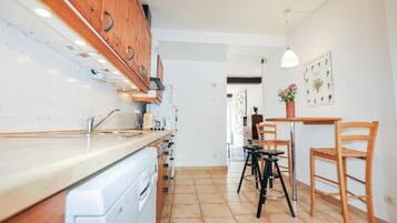 Réfrigérateur, plaque de cuisson, lave-vaisselle, cafetiÚre/bouilloire