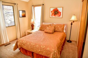 3 bedrooms, travel cot, free WiFi, bed sheets - Cozy Bear Cabin- 3 bed 2 bath home w/ Spa & BBQ Plus Free WIFI (Big Bear Lake)