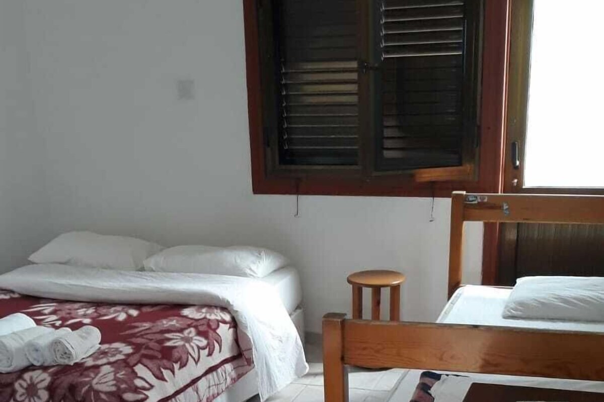 1 yatak odası, odada kasa, masa, ses yalıtımı 