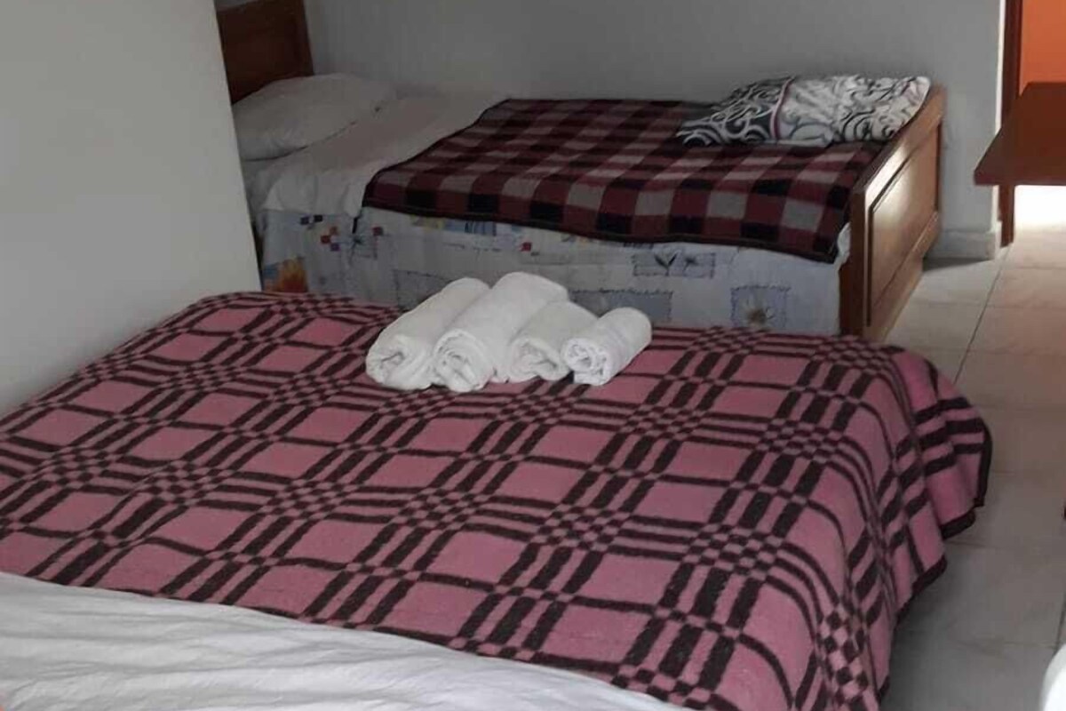 Deluxe Üç Kişilik Oda | 1 yatak odası, odada kasa, masa, ses yalıtımı 