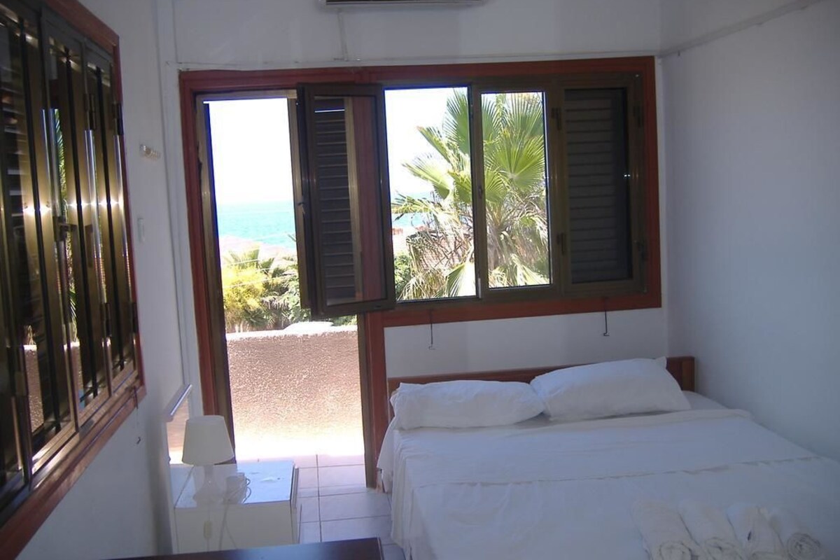 Deluxe Tek Büyük Yataklı Oda, Balkon, Deniz Manzaralı | 1 yatak odası, odada kasa, masa, ses yalıtımı 
