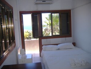 Deluxe Tek Büyük Yataklı Oda, Balkon, Deniz Manzaralı | 1 yatak odası, odada kasa, masa, ses yalıtımı 