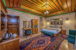 Standard Room | 1 bedroom, minibar, in-room safe, desk