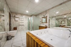 Suite, baignoire à jets, vue sur la montagne | Salle de bain | Articles de toilette (gratuits), séchoir à cheveux, peignoirs