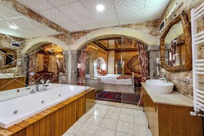 Chambre Lune de Miel, terrasse, vue montagne | Salle de bain | Articles de toilette gratuits, sèche-cheveux, peignoirs, chaussons