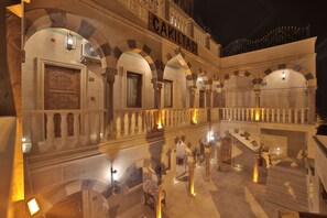 A historic building with arched windows and a central staircase. - Çakıltaşı Evi Otel Spa (Nevsehir)