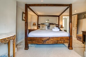 2 bedrooms, desk, iron/ironing board, WiFi