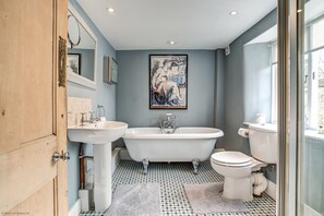 Shower, hair dryer - Browns Lane | Woodstock Holiday Let | 2 Beds & Sleeps 4 (Woodstock)