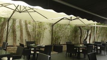 Breakfast, lunch, dinner served; local and international cuisine