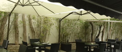 Breakfast, lunch, dinner served; local and international cuisine