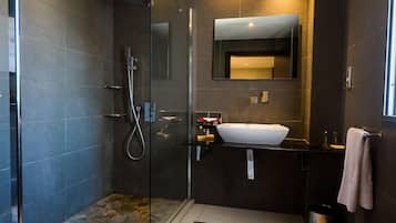 Shower, rainfall showerhead, free toiletries, hair dryer