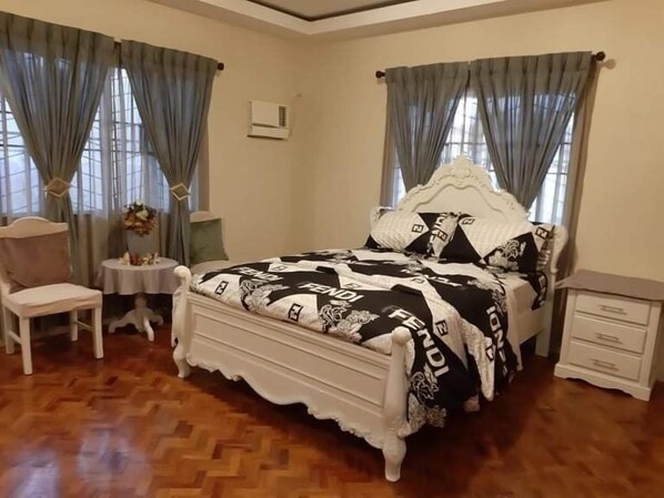 4 bedrooms, in-room safe, iron/ironing board, WiFi