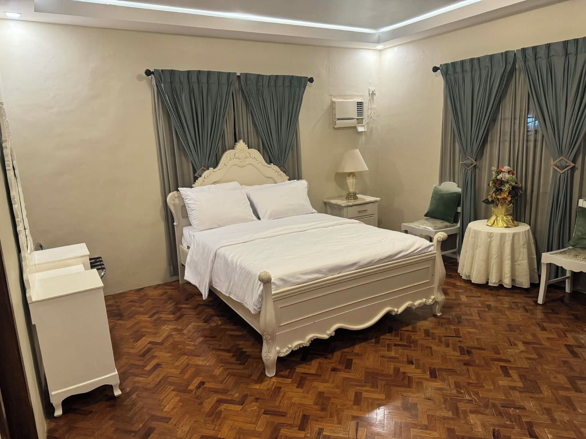 4 bedrooms, in-room safe, iron/ironing board, WiFi (free)