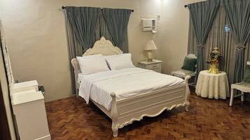 4 bedrooms, in-room safe, iron/ironing board, WiFi (free)