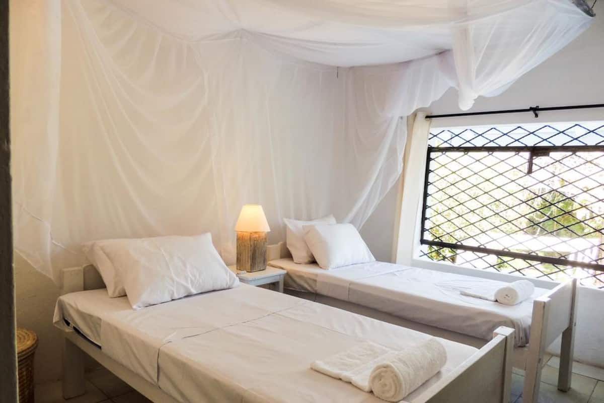 Escritorio, wifi gratis y ropa de cama
