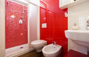 Haartrockner, Handtücher, Toilettenpapier