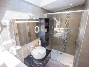 Exclusive Studio, Pool View | Bathroom | Shower, free toiletries, hair dryer, bathrobes - Les Flots Bleus (Saint-Raphael)