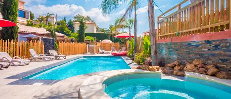 Piscine extérieure (ouverte en saison), parasols de plage