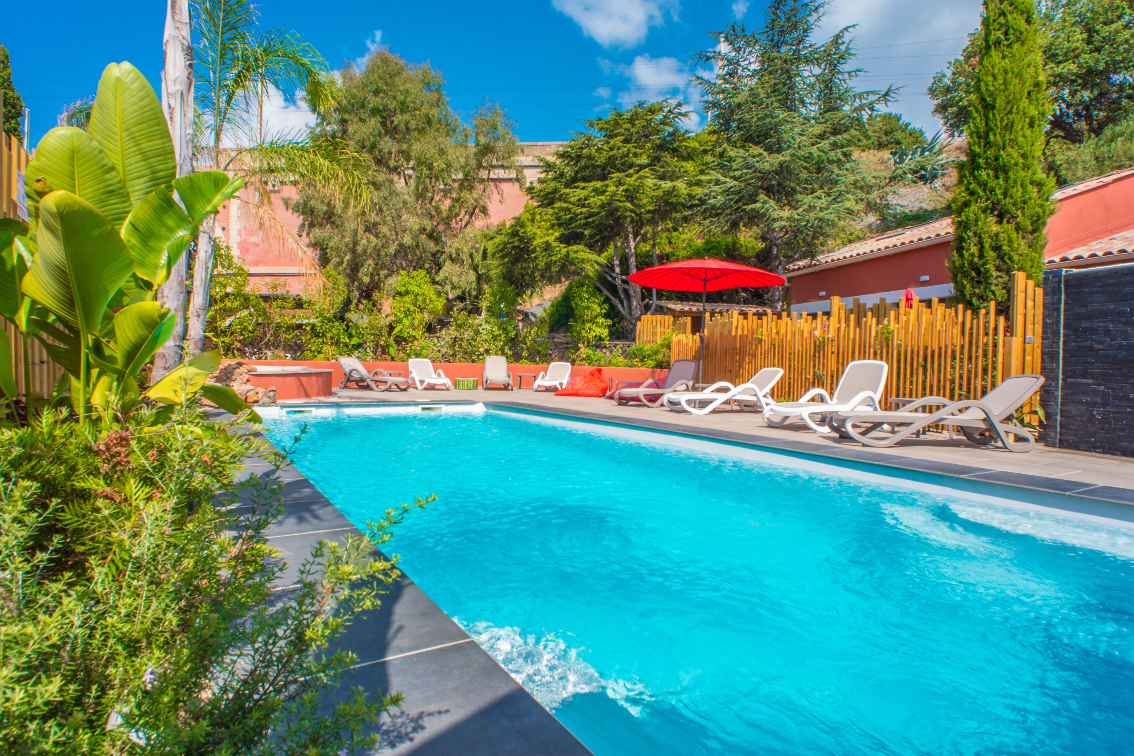 Monolocale Deluxe, vista mare | Piscina | Piscina stagionale all'aperto, ombrelloni da piscina, lettini