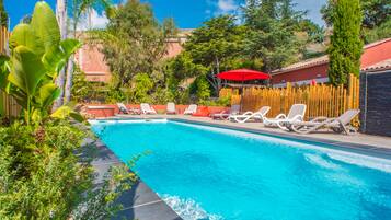 Monolocale Deluxe, vista mare | Piscina | Piscina stagionale all'aperto, ombrelloni da piscina, lettini