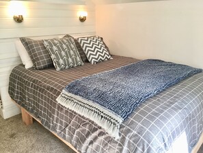 3 عدّة غرف نوم ومكواة/لوح كي وواي فاي وملاءات أسرّة