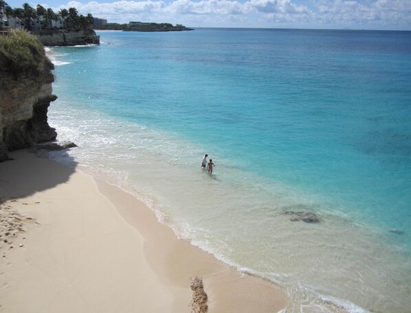 Sur la plage, chaise longue, serviettes de plage