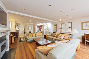 Flat-screen TV - The Brendan Gleeson Suite - hiphipstay (Dublin)