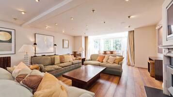 Una televisión de pantalla plana