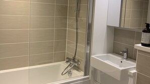 Deluxe Apartment, 2 Double Beds, Non Smoking | Bathroom | Towels - The Forum (Birmingham)