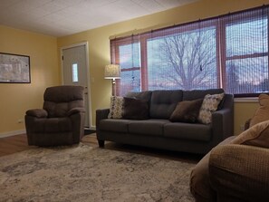 Smart TV, DVD player, stereo - The Sunshine Shack of Newberry Michigan conveniently located and sleeps up to 8 (Newberry)