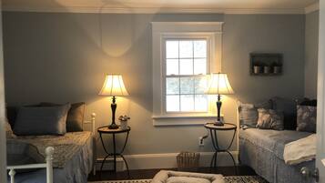 3 bedrooms, desk, iron/ironing board, free WiFi