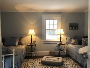 3 bedrooms, desk, iron/ironing board, free WiFi