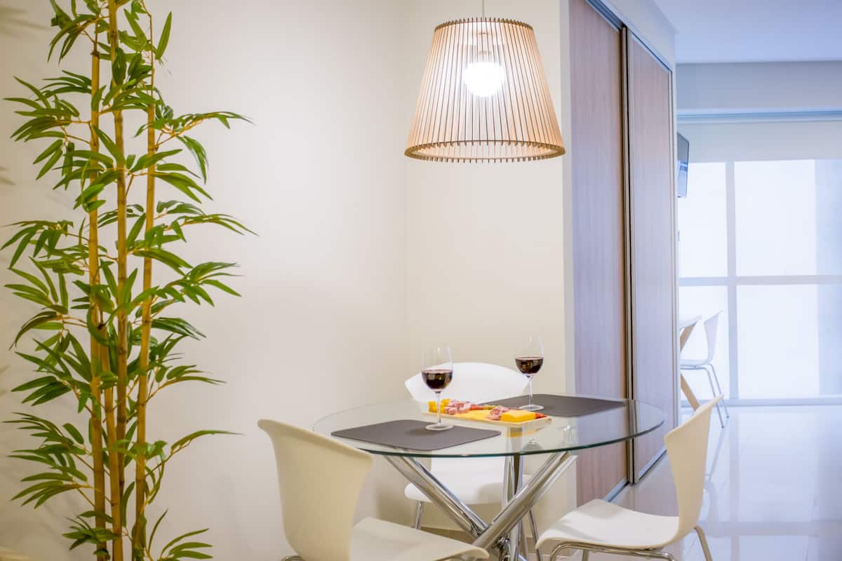 Deluxe Studio, 1 Queen Bed, Non Smoking | Desk, blackout drapes, soundproofing, iron/ironing board