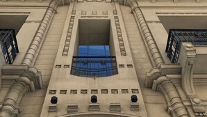Ein Gebäude mit klassischer Architektur, darunter Säulen und dekorative Friese.