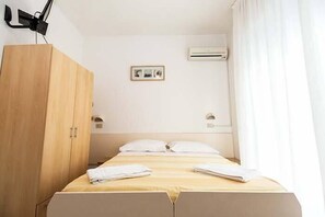 Camera con letto matrimoniale o 2 letti singoli | Una scrivania, culle/letti per bambini (gratuiti), Wi-Fi gratuito