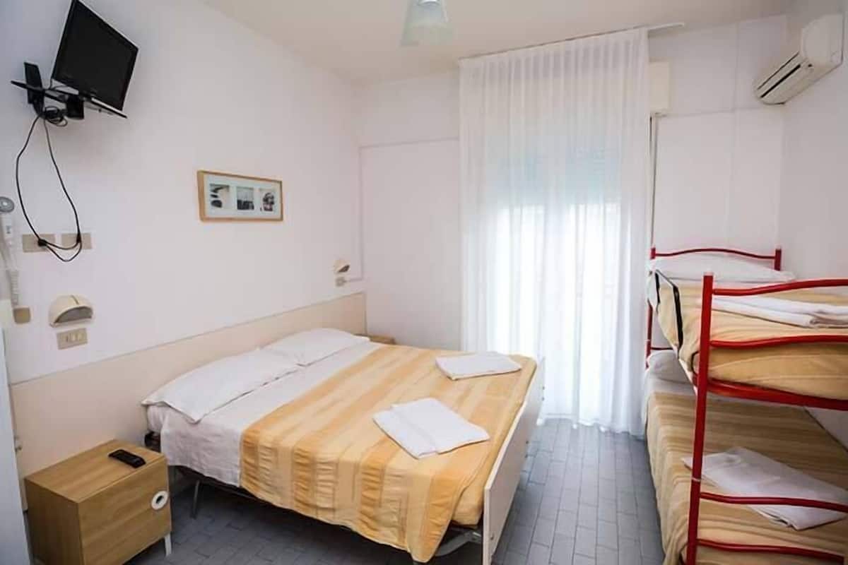 Chambre Quadruple | Bureau, lits bébé (gratuits), Wi-Fi gratuit, draps fournis