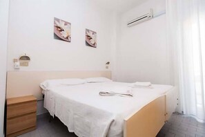 Chambre Double ou avec lits jumeaux | Bureau, lits bébé (gratuits), Wi-Fi gratuit, draps fournis