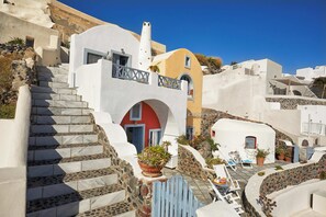 Exterior - Lava Oia's (Santorini)