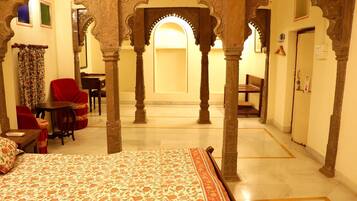 Standard dubbelrum eller tvåbäddsrum - 1 dubbelsäng | Individuell inredning, unika möbler, skrivbord och gratis wi-fi