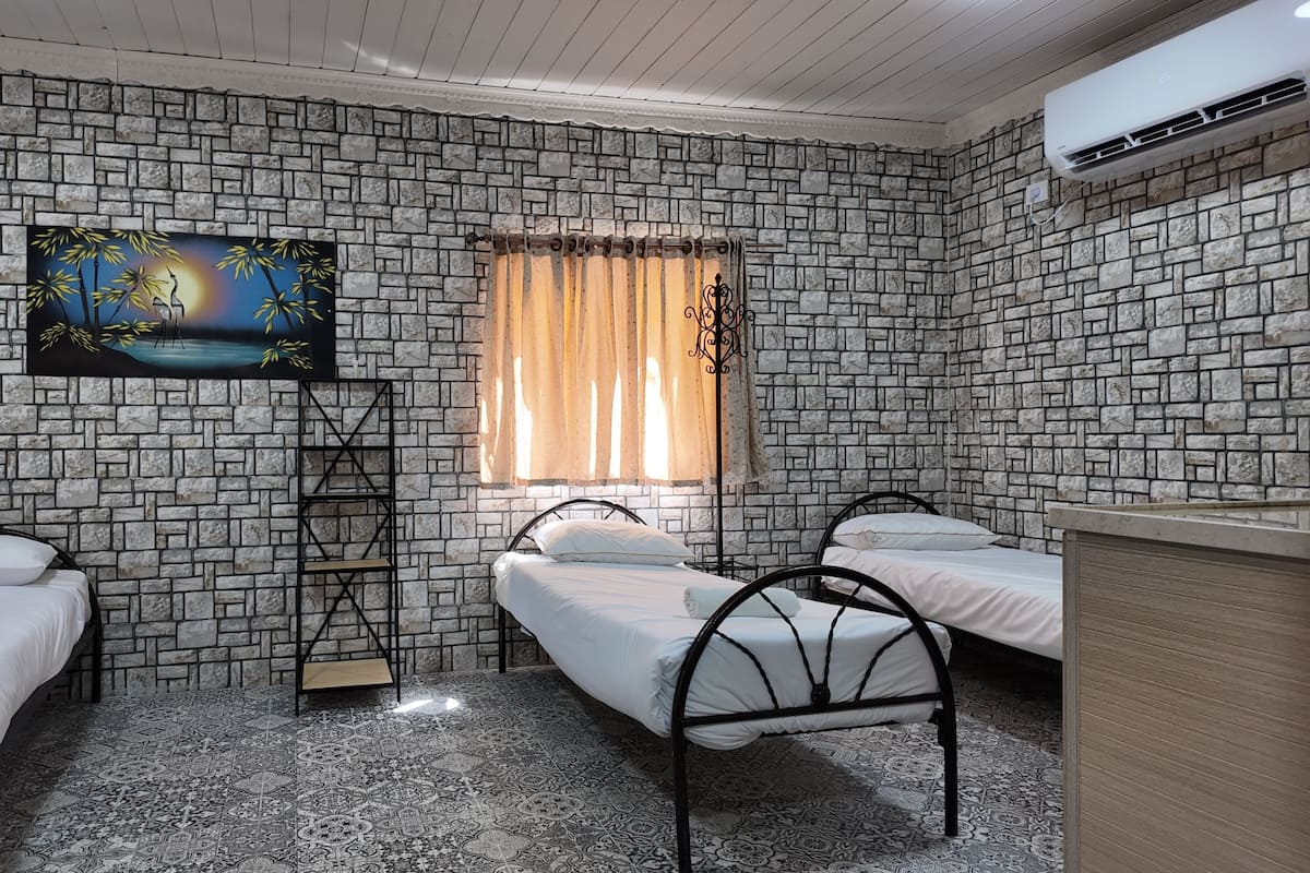 Suite | Blackout drapes, WiFi (free), bed sheets